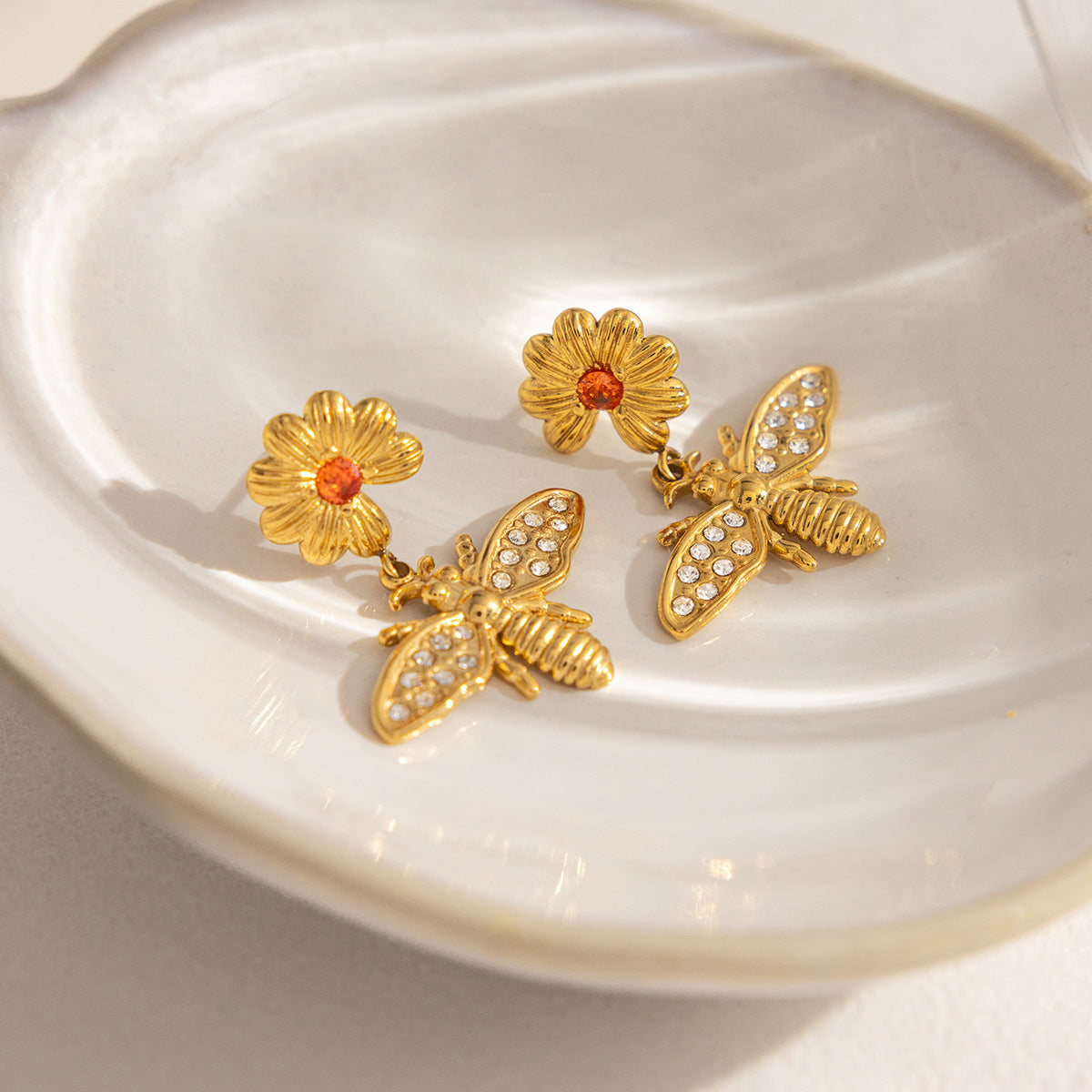 B廠 鈦鋼鍍18K金|歐美小雛菊蜜蜂耳環 批發 折扣@洽客服 26.01.W4「JDE0211103」
