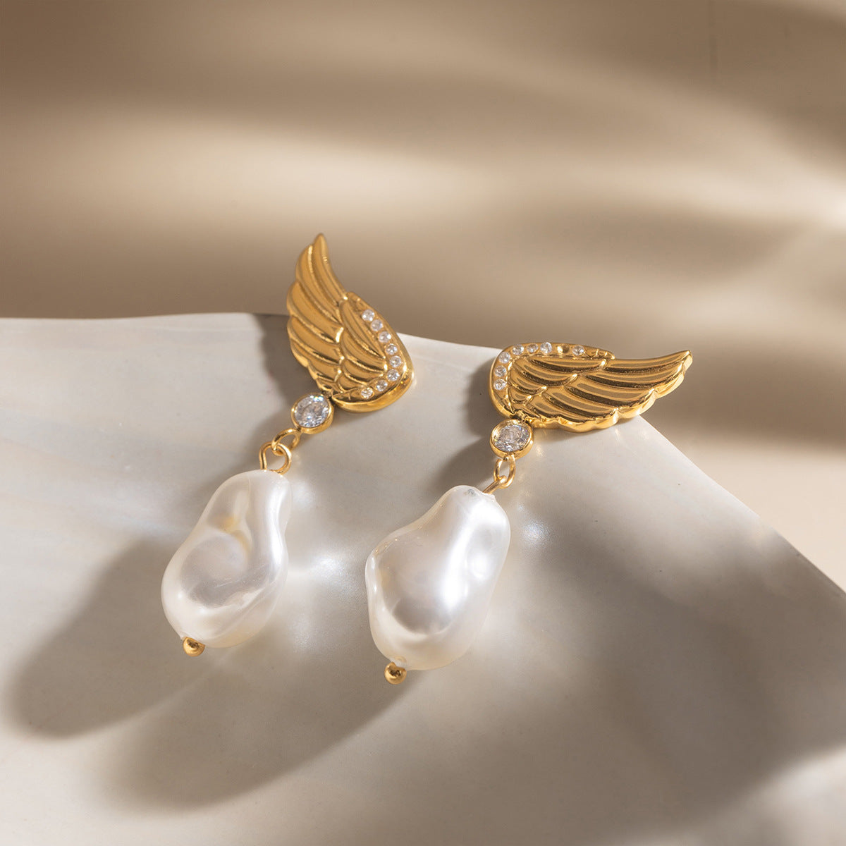 B廠 歐美款 仿珍珠巴洛克天使翅膀鈦鋼鍍18K金耳環 批發 折扣@洽客服 26.03.W1「JDE0212202」