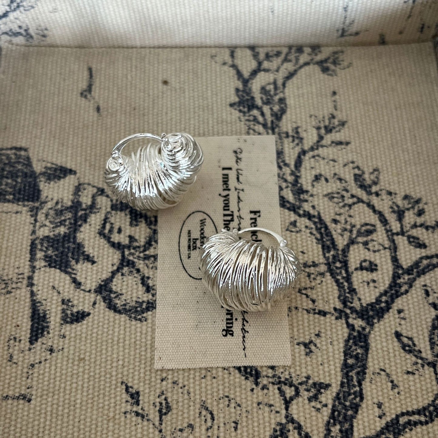 B廠 歐美纏繞牛角金屬銅鍍22K金耳環「ER2118」24.10.W4 批發折扣@洽客服