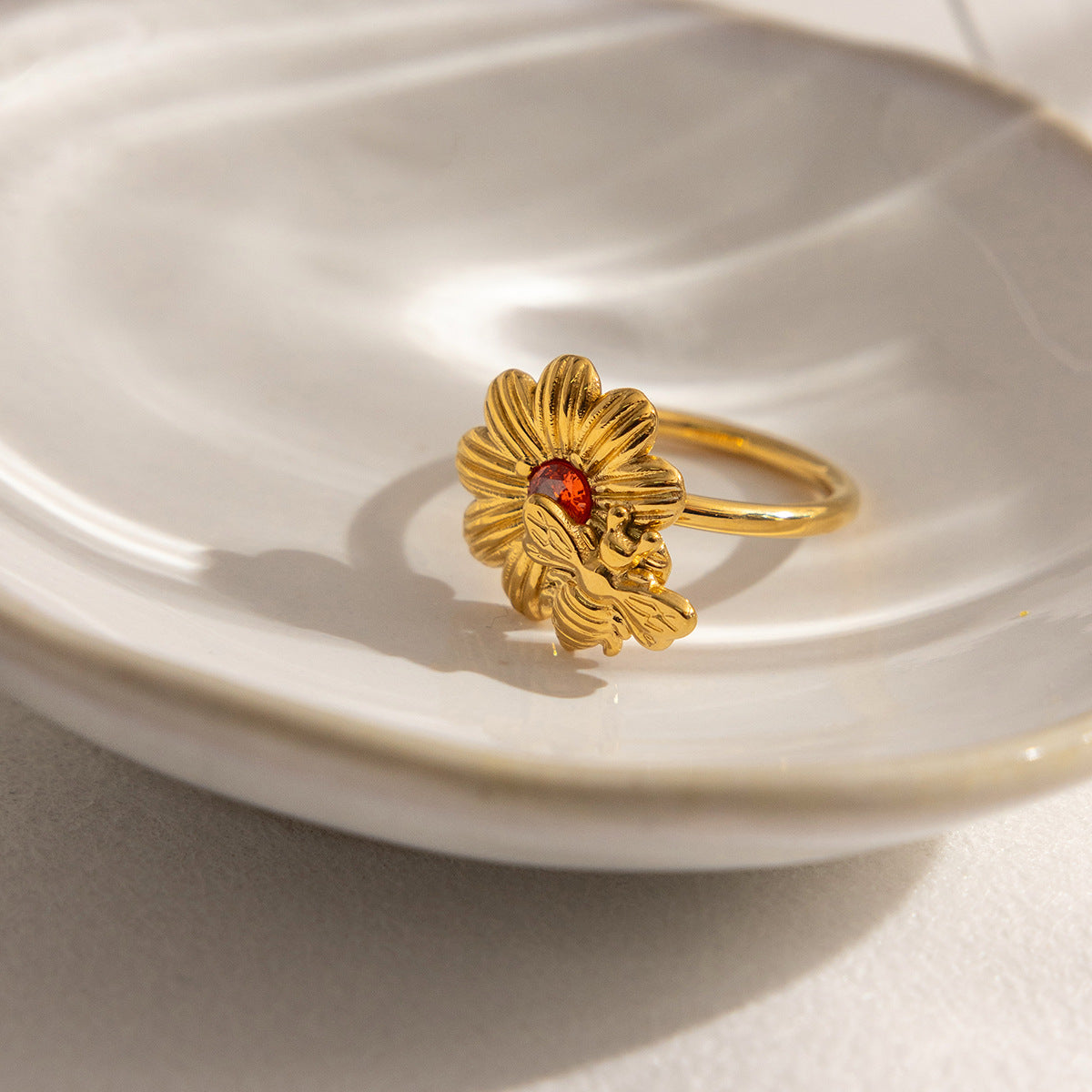 B廠 鈦鋼鍍18K金｜歐美橘色鋯石蜜蜂小雛菊戒指 批發 折扣@洽客服 26.01.W4「JDR0211102-7」