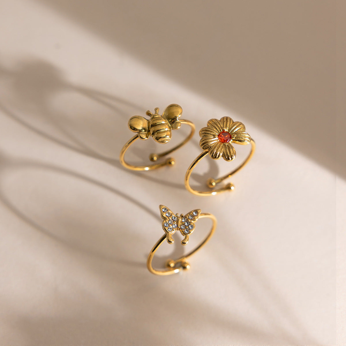 B廠 歐美款 【超值套組】小雛菊蜜蜂蝴蝶鈦鋼鍍18K金戒指 批發 折扣@洽客服 26.03.W1「JDR0211103」