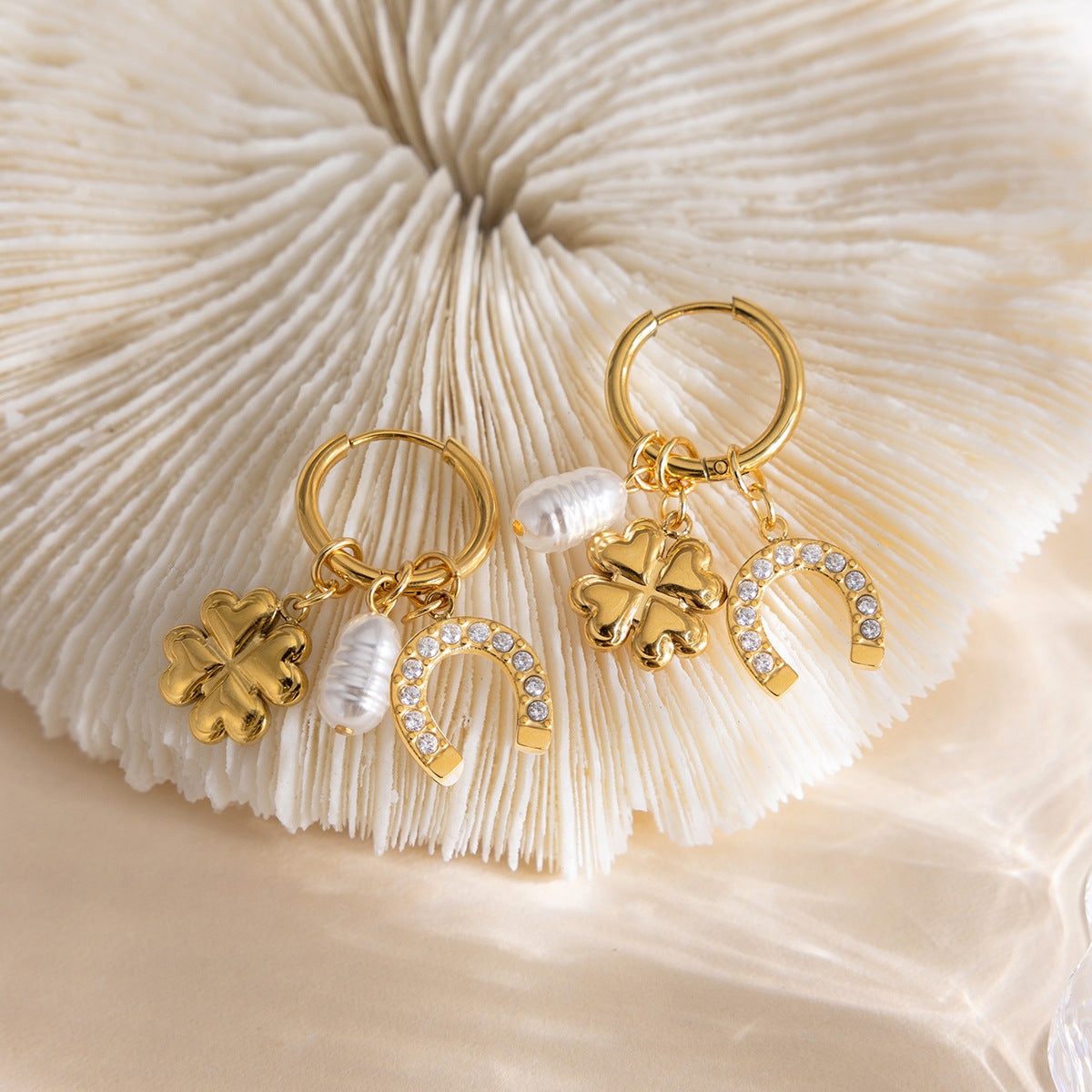 B廠 鈦鋼鍍18K金｜ 珍珠四葉草馬蹄耳環 批發 折扣@洽客服 26.01.W2「JDE0410007」