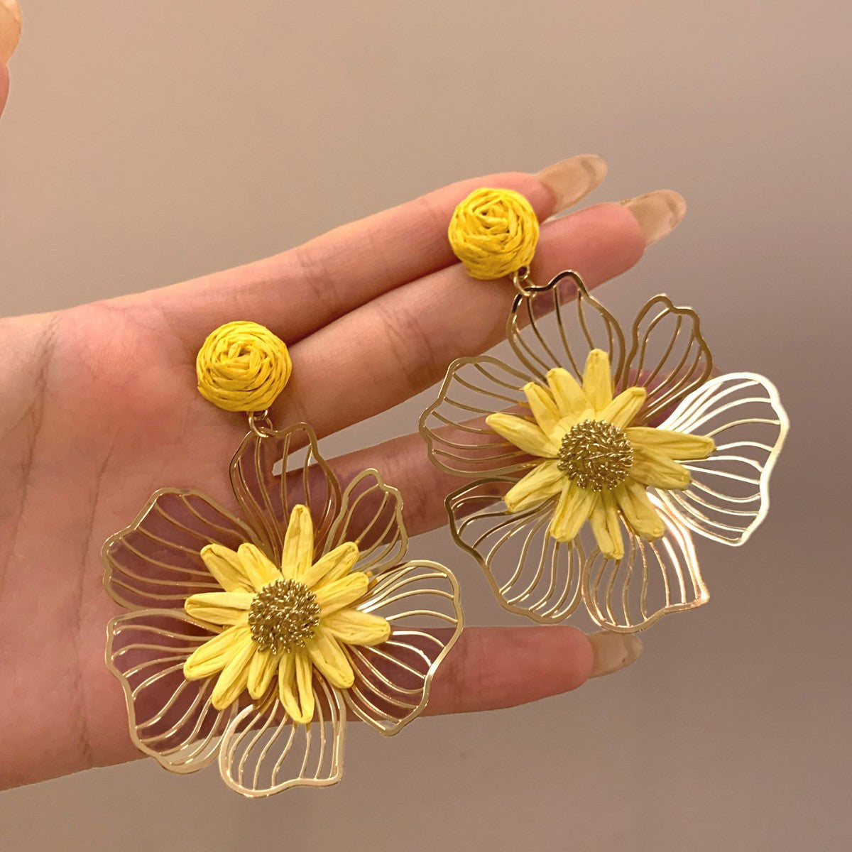 A2廠 韓國韓版金屬拉菲草鏤空花朵銀針耳環批發 折扣@洽客服 26.03.W3「HE30935」