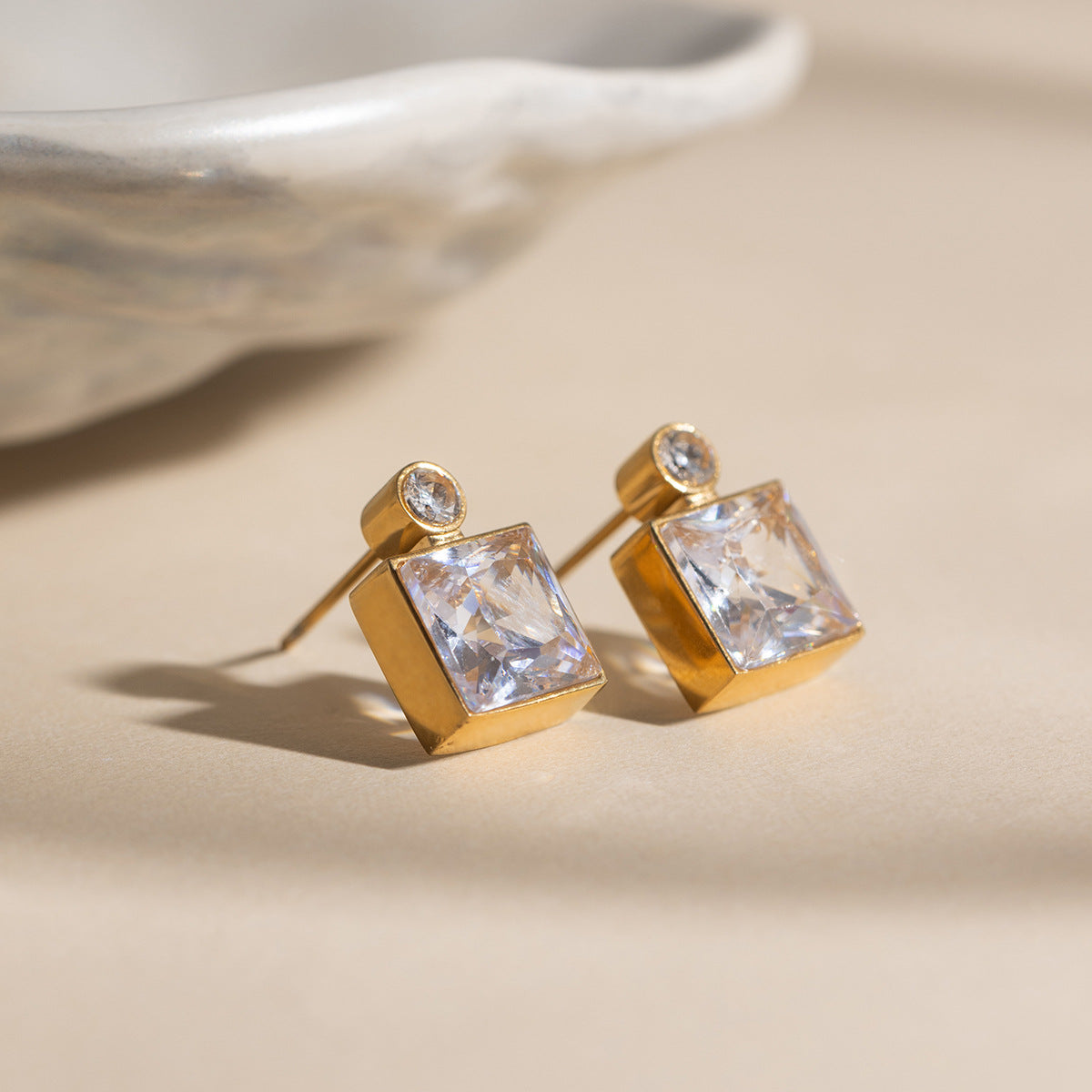 B廠 歐美款白色方形鋯石鈦鋼鍍18K金耳環批發 折扣@洽客服 26.03.W2「JDE0212201」