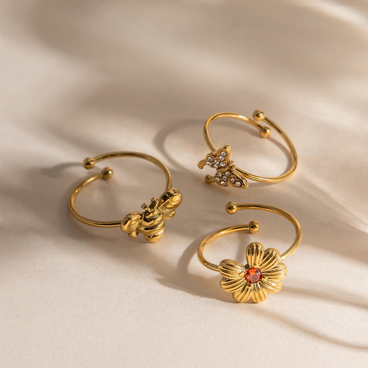 B廠 歐美款 【超值套組】小雛菊蜜蜂蝴蝶鈦鋼鍍18K金戒指 批發 折扣@洽客服 26.03.W1「JDR0211103」