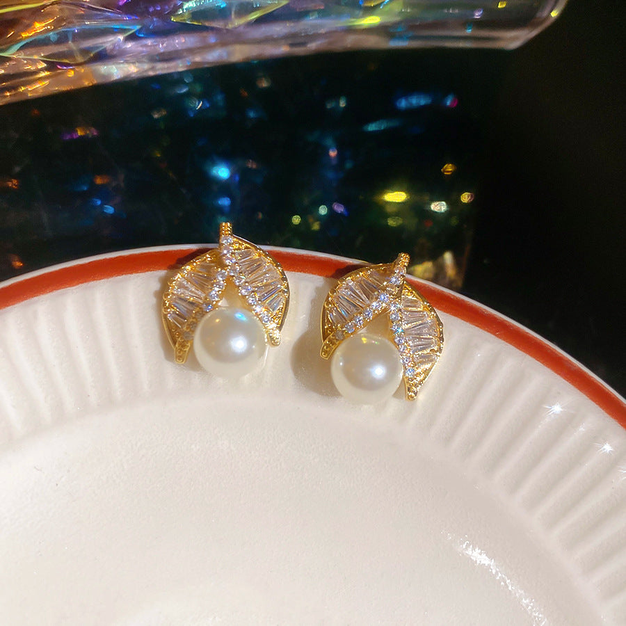 A2廠 韓國韓版鑲鋯石樹葉珍珠鈦鋼電鍍真金耳環  批發 折扣@洽客服 26.01.W1「HE29758」