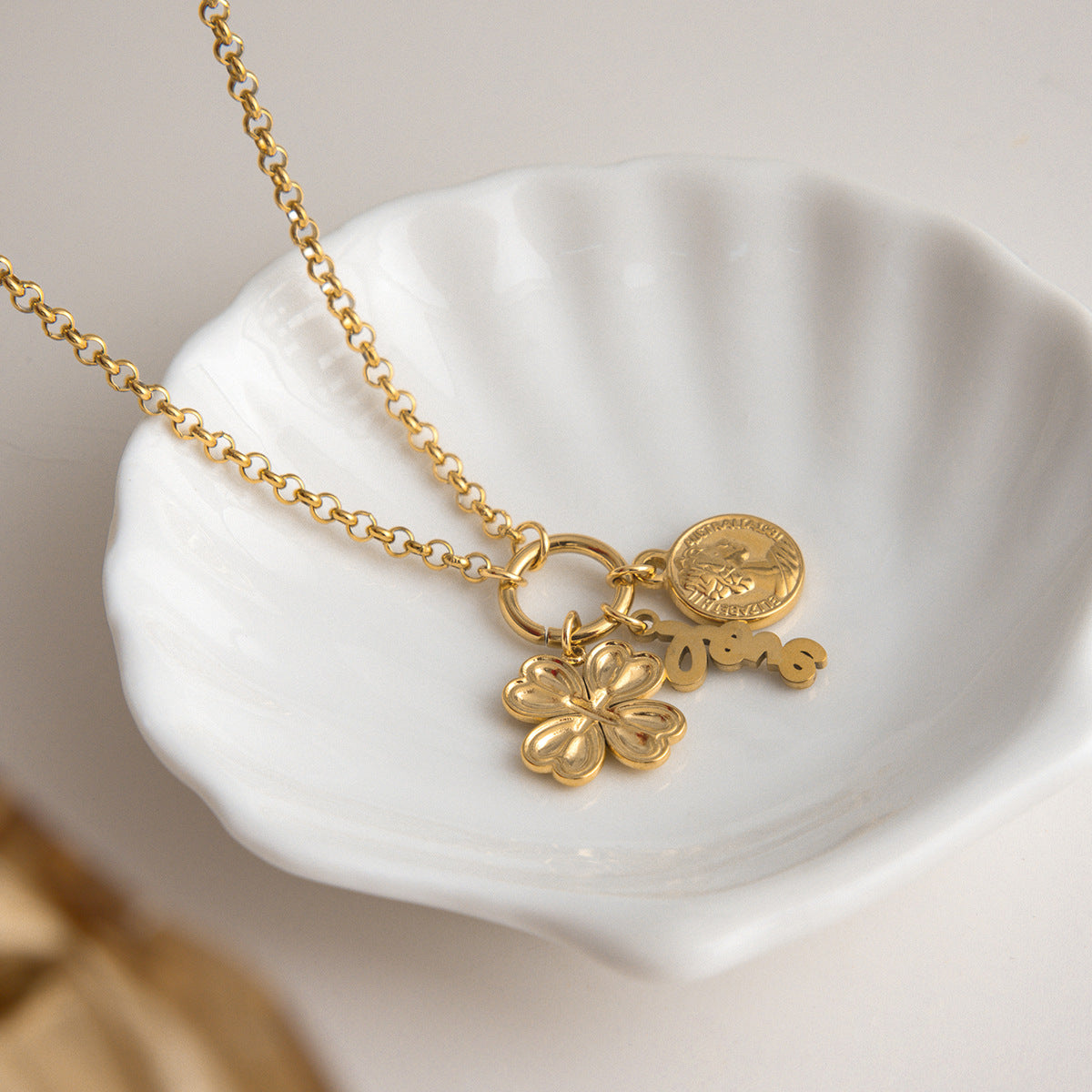 B廠 鈦鋼鍍18K金｜  四葉草硬幣吊墜LOVE項鍊 批發 折扣@洽客服 26.01.W2「JDN0410006-PS」