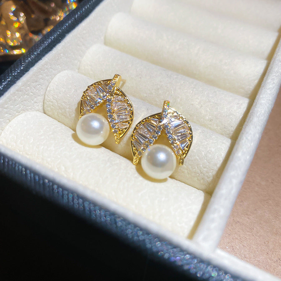 A2廠 韓國韓版鑲鋯石樹葉珍珠鈦鋼電鍍真金耳環  批發 折扣@洽客服 26.01.W1「HE29758」