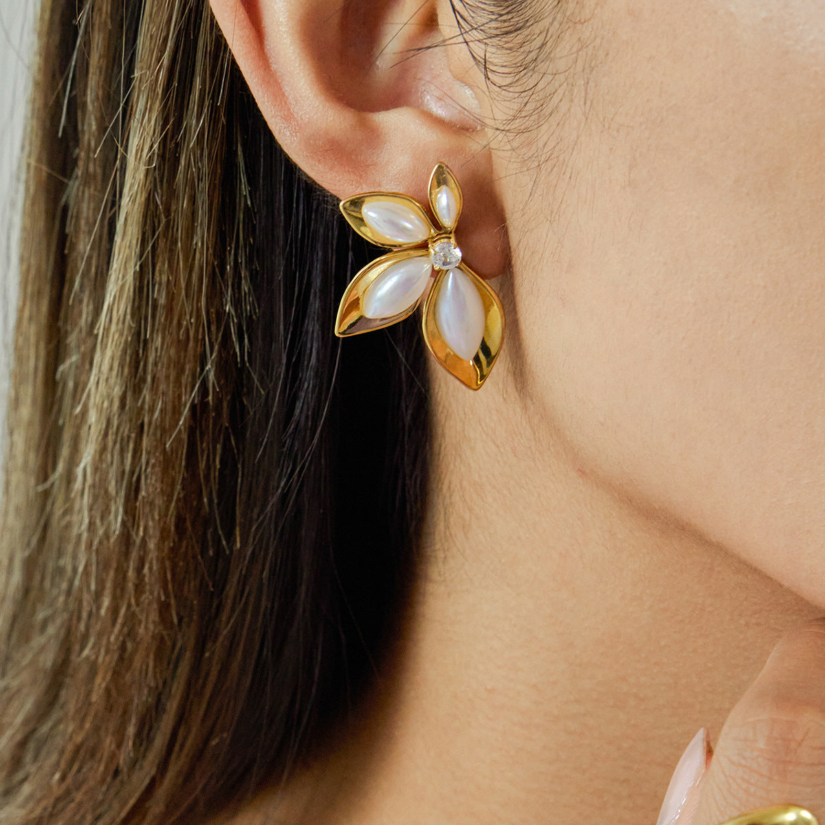 B廠 歐美款 楓葉樹脂珍珠鑲鋯石 鈦鋼鍍18K金耳環 批發 折扣@洽客服 25.10.W5「JDE0307055」