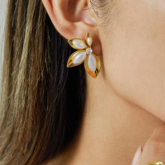 B廠 歐美款 楓葉樹脂珍珠鑲鋯石 鈦鋼鍍18K金耳環 批發 折扣@洽客服 25.10.W5「JDE0307055」