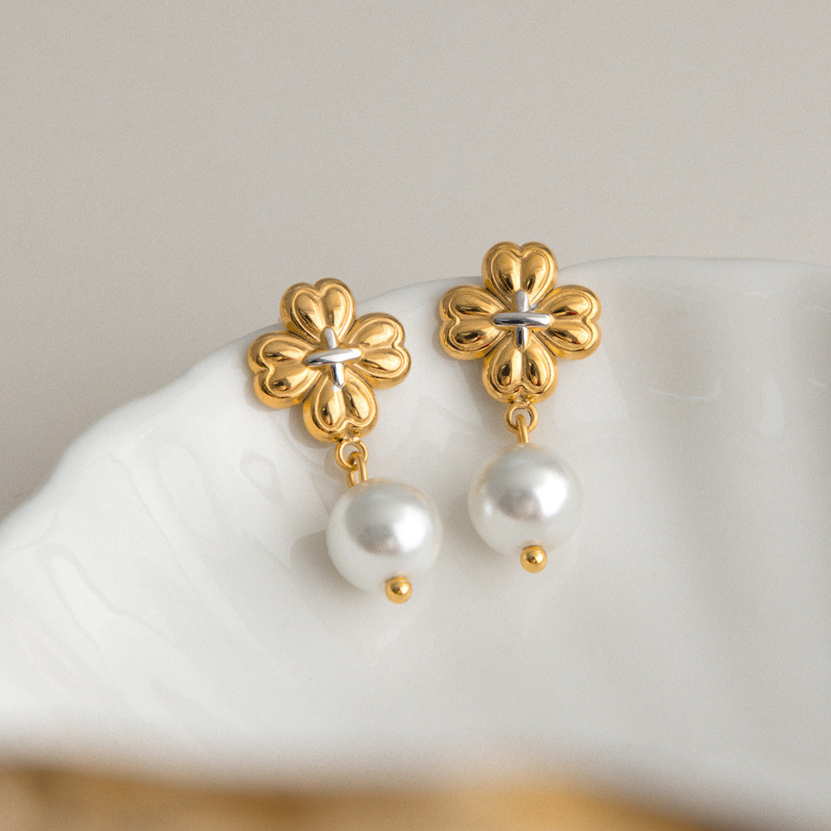 B廠 鈦鋼鍍18K金｜ 四葉草珍珠耳環 批發 折扣@洽客服 26.01.W2「JDE0410008-PS」