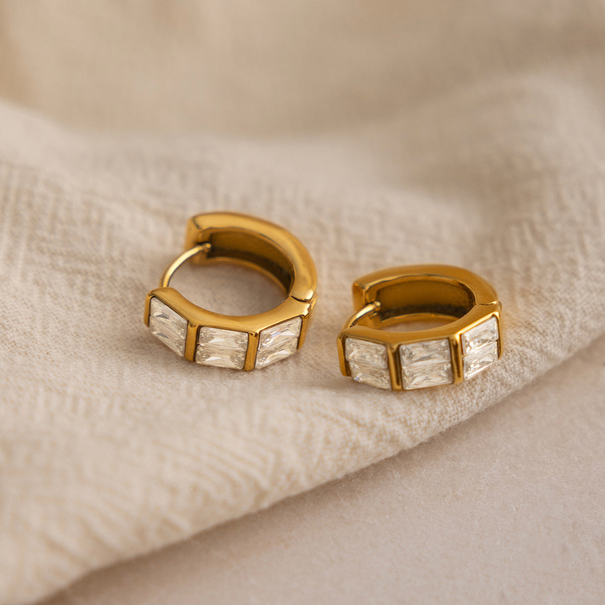 B廠 歐美款 方形水鑽鈦鋼鍍18K金耳環 批發 折扣@洽客服 26.03.W1「JDE0311190」