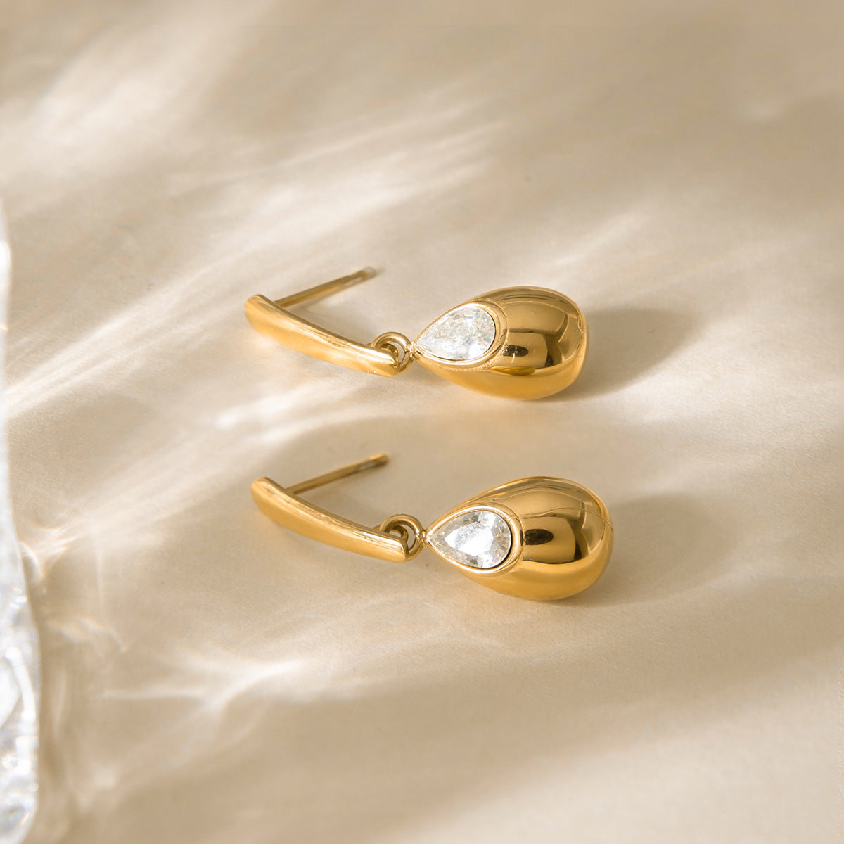 B廠 歐美款 鋯石水滴形鈦鋼鍍18K金耳環 批發 折扣@洽客服  26.02.W3「JDE0311118」