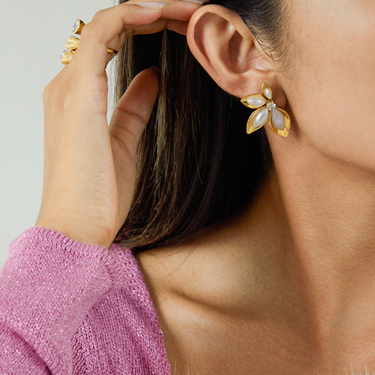 B廠 歐美款 楓葉樹脂珍珠鑲鋯石 鈦鋼鍍18K金耳環 批發 折扣@洽客服 25.10.W5「JDE0307055」