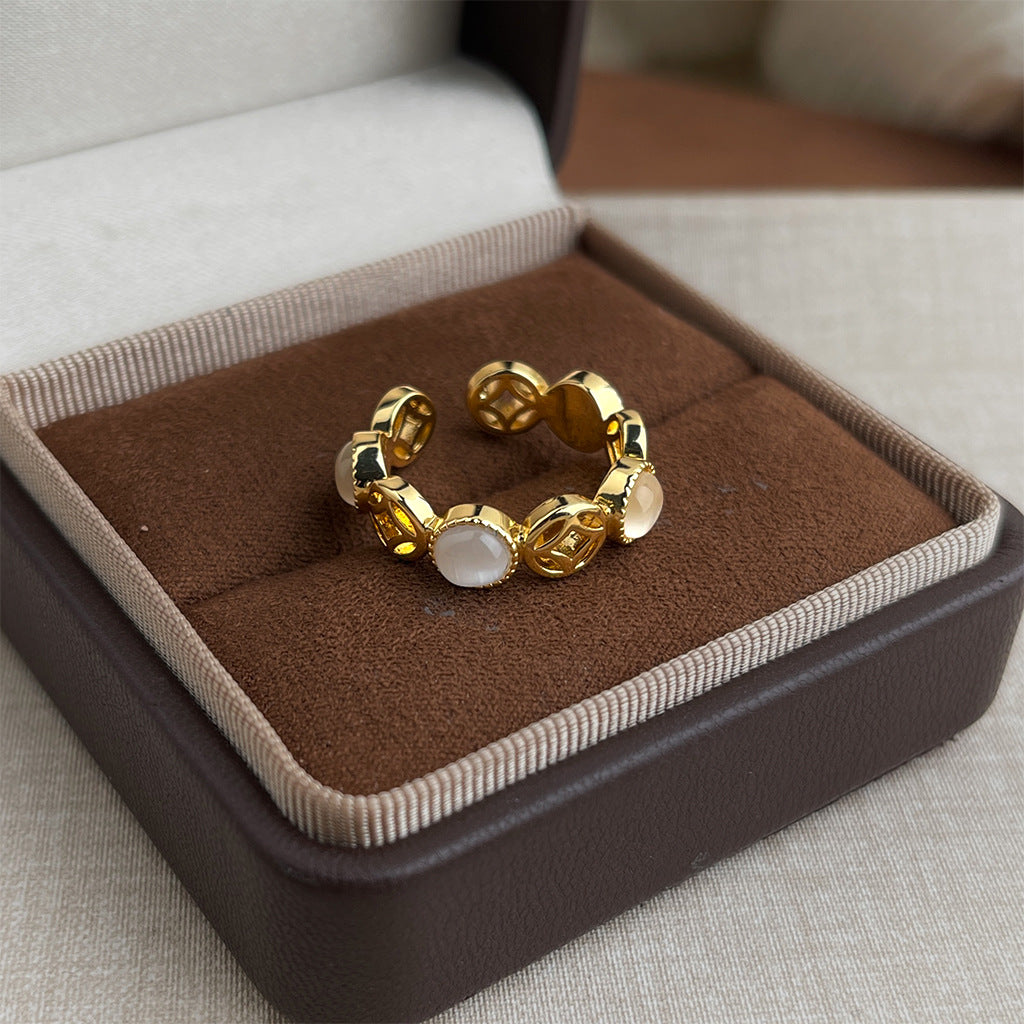 A廠 銅鍍18K金 ｜日韓款鏤空錢幣玻璃貓眼石戒指「7241」