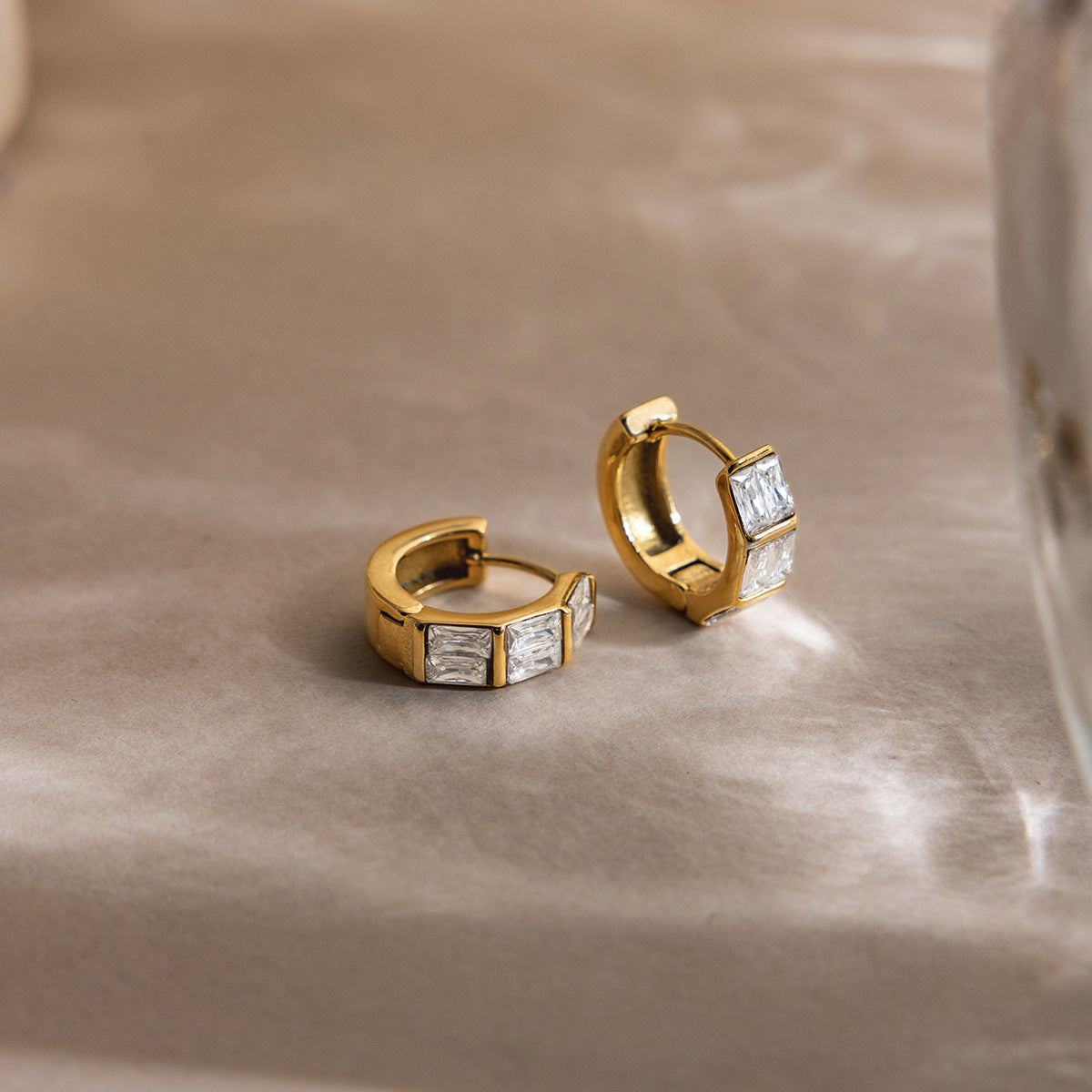 B廠 歐美款 方形水鑽鈦鋼鍍18K金耳環 批發 折扣@洽客服 26.03.W1「JDE0311190」