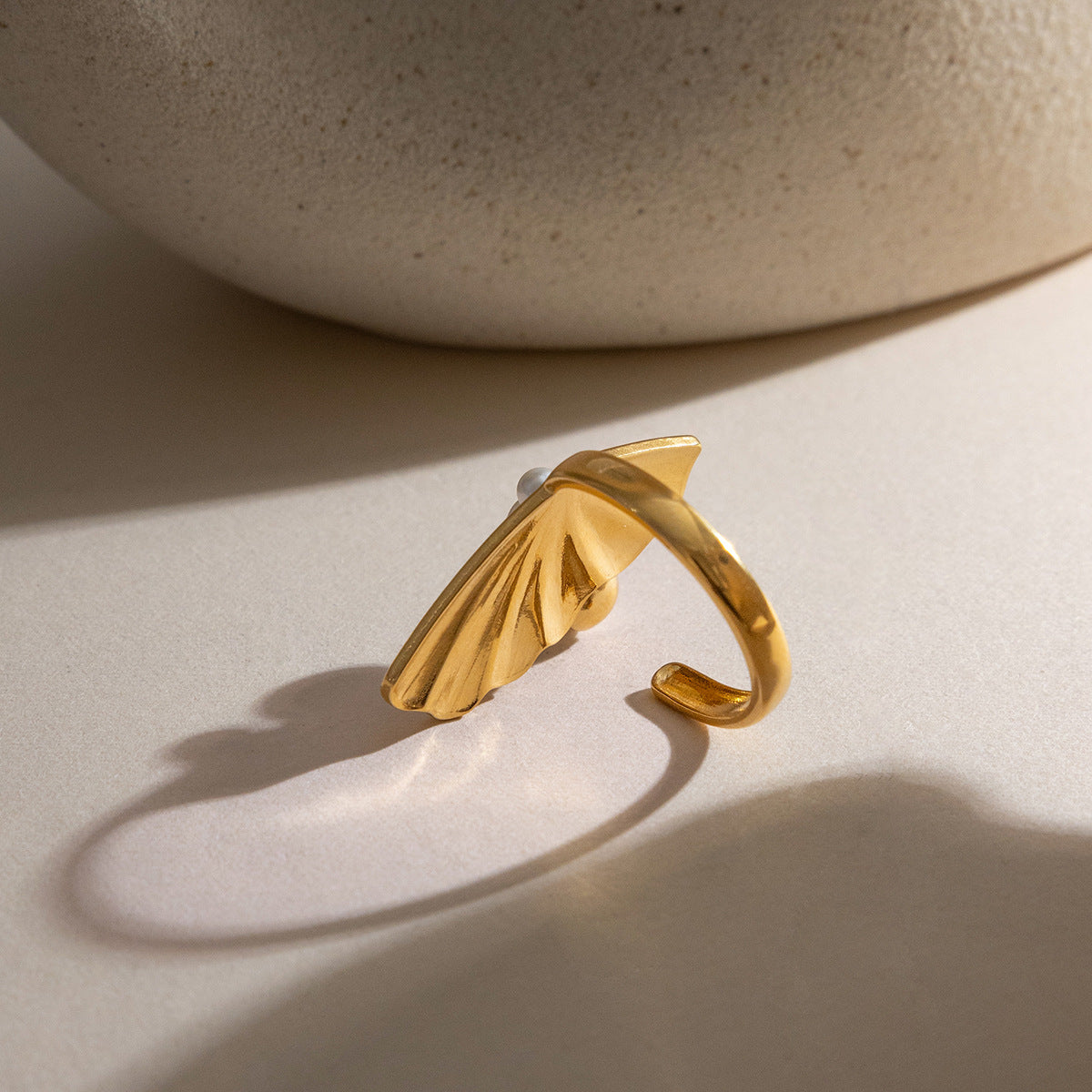 B廠 鈦鋼鍍18K金｜ 仿珍珠銀杏葉開口戒指「JDR0310012」
