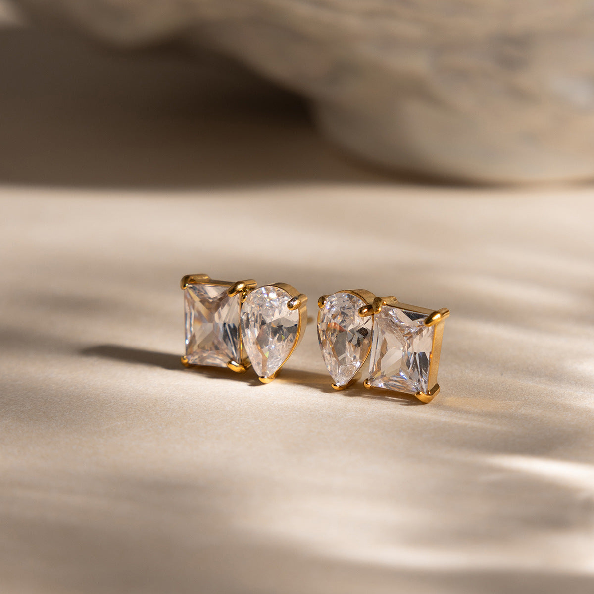 B廠 歐美款水滴形長方形鋯石鈦鋼鍍18K金耳環批發 折扣@洽客服 26.03.W2「JDE0212204」