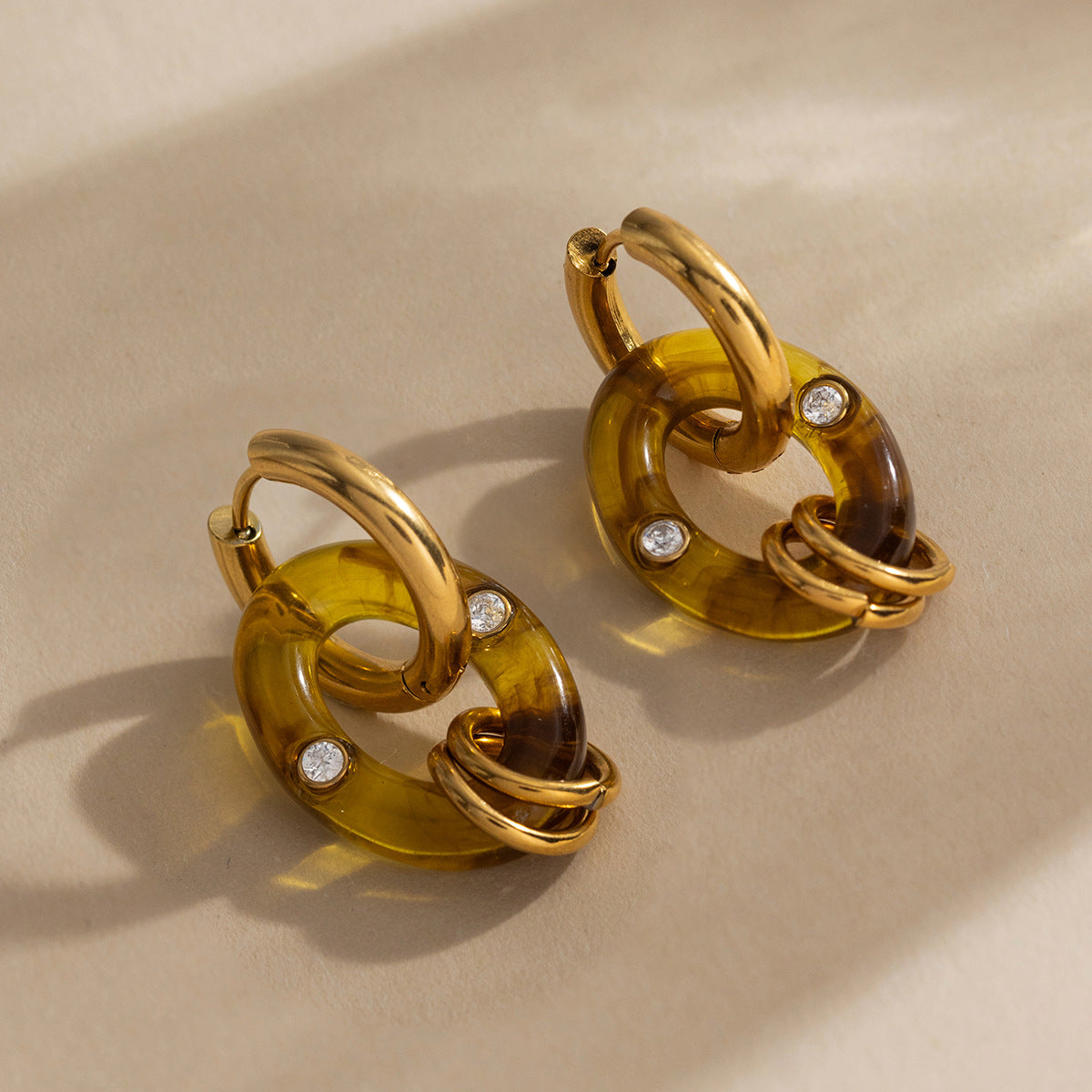 B廠 鈦鋼鍍18K金｜ 琥珀色樹脂耳環 批發 折扣@洽客服 26.01.W2「JDE0310032」