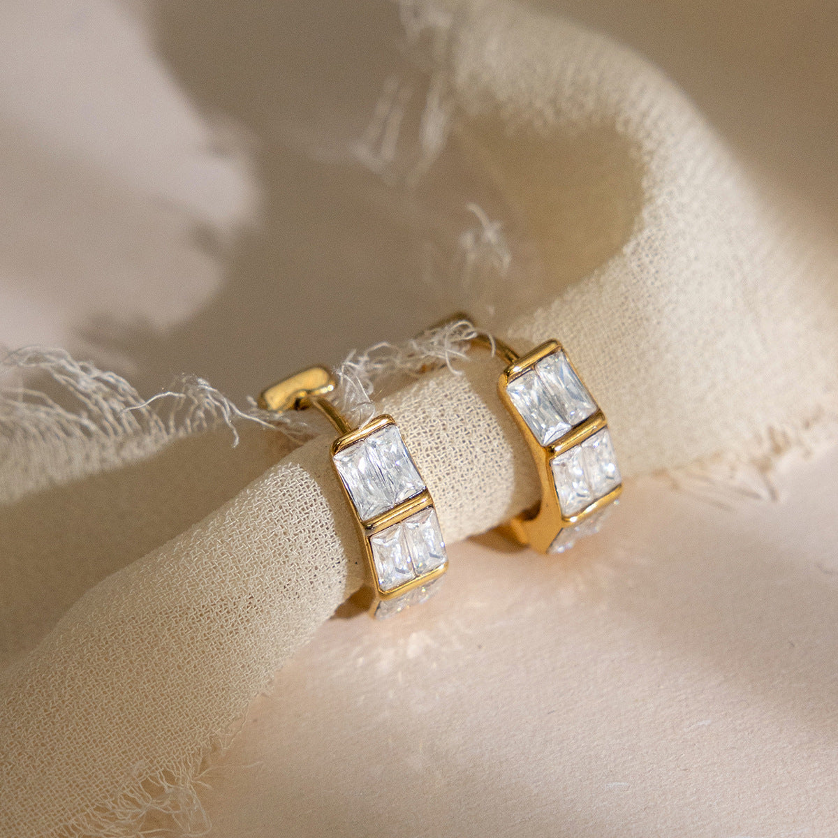 B廠 歐美款 方形水鑽鈦鋼鍍18K金耳環 批發 折扣@洽客服 26.03.W1「JDE0311190」