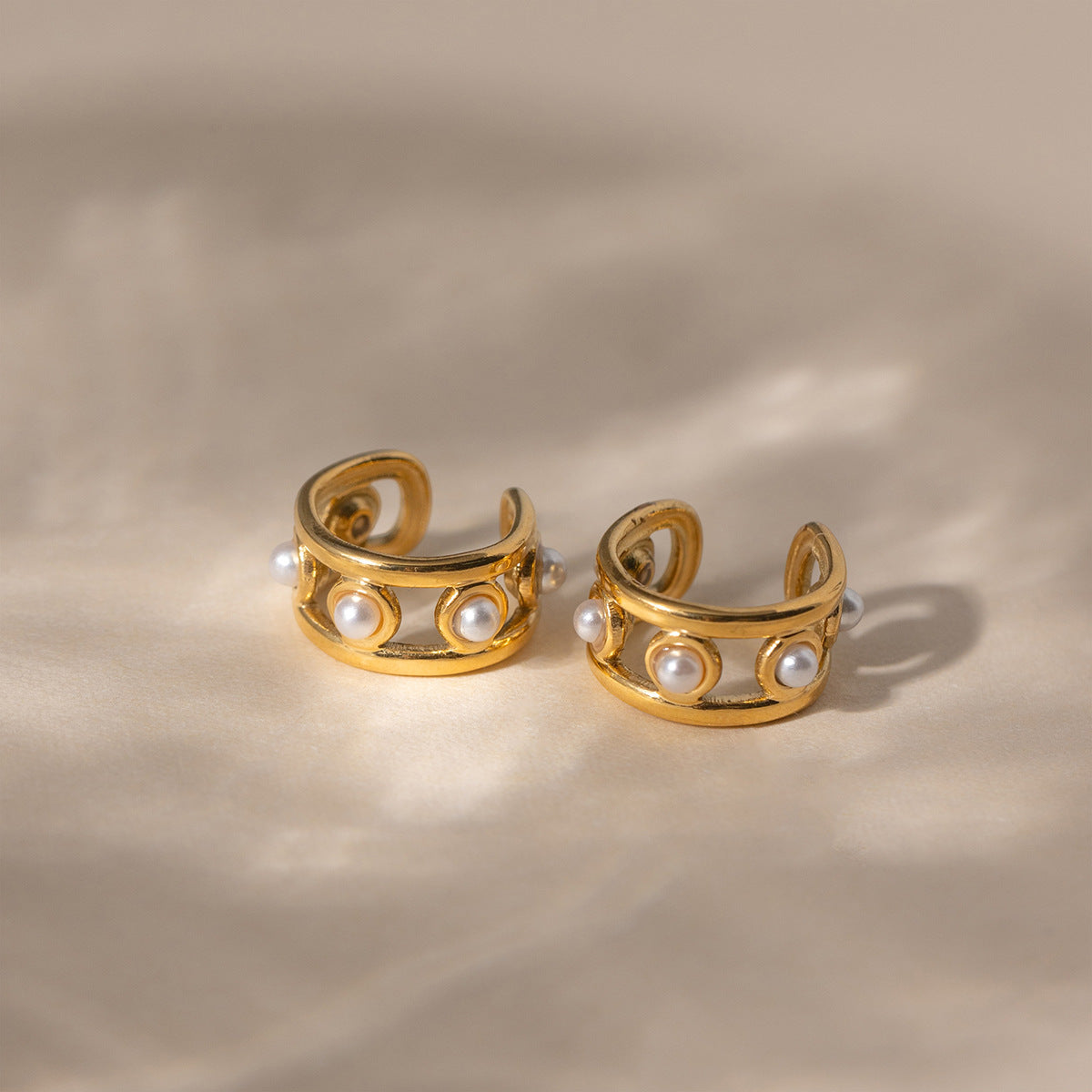 B廠 歐美款線條鏤空珍珠耳夾批發 折扣@洽客服 26.03.W2「JDE0212206」