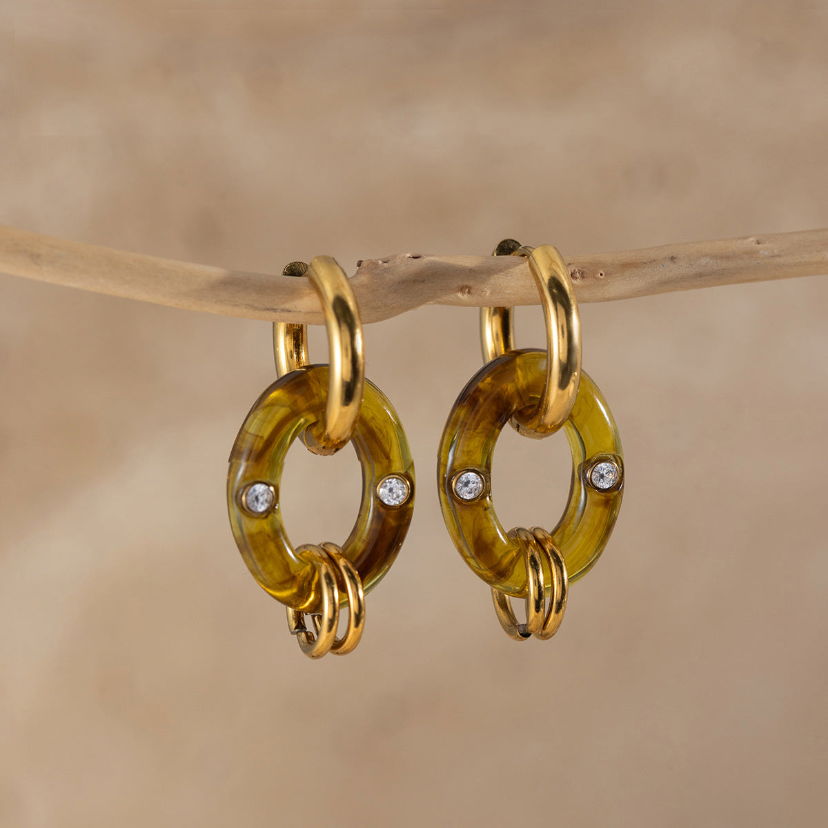 B廠 鈦鋼鍍18K金｜ 琥珀色樹脂耳環 批發 折扣@洽客服 26.01.W2「JDE0310032」