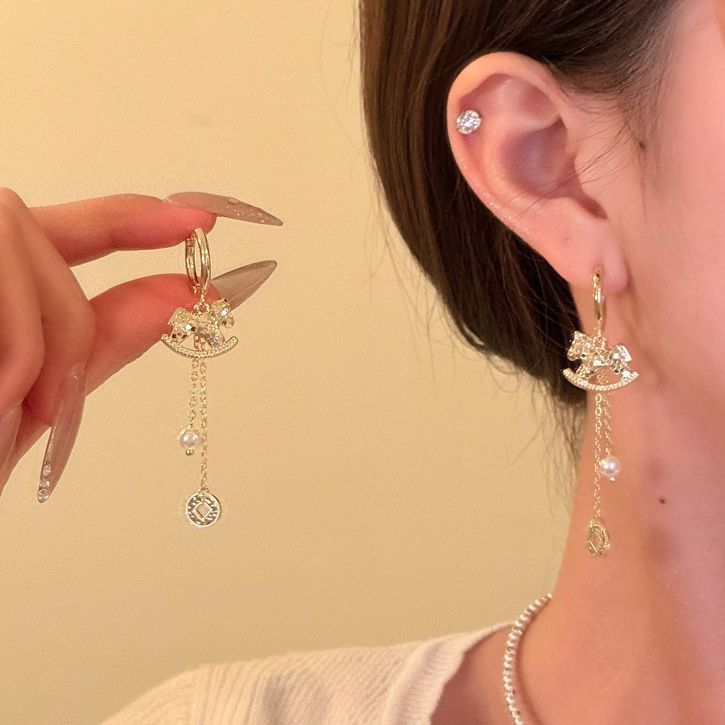 A2廠 韓國韓版小馬銅錢流蘇珍珠耳環  批發 折扣@洽客服 26.01.W1「HE29691」