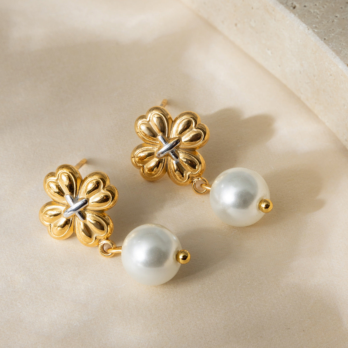 B廠 鈦鋼鍍18K金｜ 四葉草珍珠耳環 批發 折扣@洽客服 26.01.W2「JDE0410008-PS」