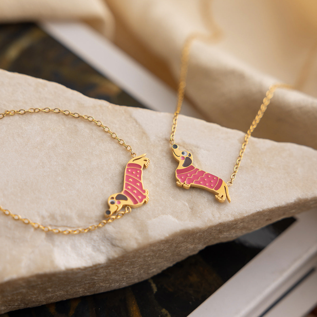 B廠 鈦鋼鍍18K金｜ 彩色滴油臘腸狗手鍊&項鍊 批發 折扣@洽客服 26.01.W2「JDB0210007 JDN0210009」