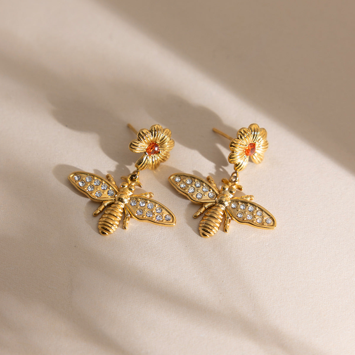 B廠 鈦鋼鍍18K金｜歐美小雛菊蜜蜂耳環 批發 折扣@洽客服 26.01.W4「JDE0211103」
