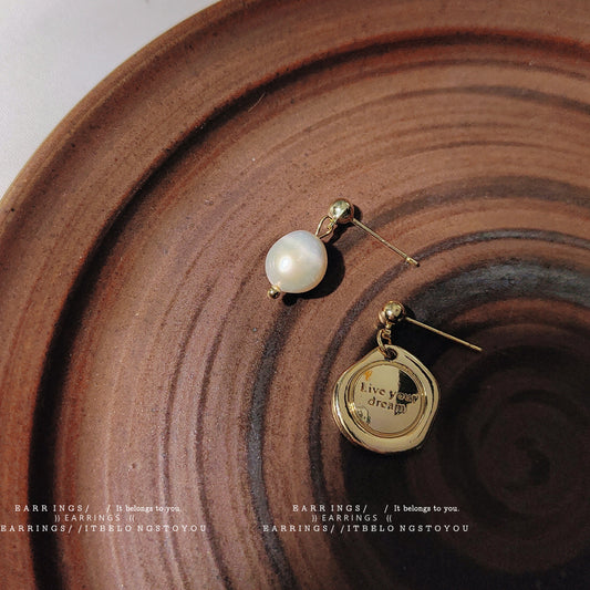 A廠 日韓淡水珍珠金屬字母不對稱銀針耳環「A299」24.06.W1