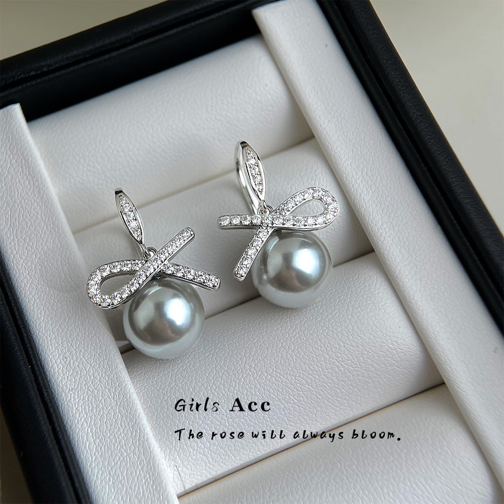 A廠 銅鍍白K｜日韓款輕奢鋯石蝴蝶結灰珍珠銀針耳環 批發 折扣@洽客服 26.02.W3「3969」