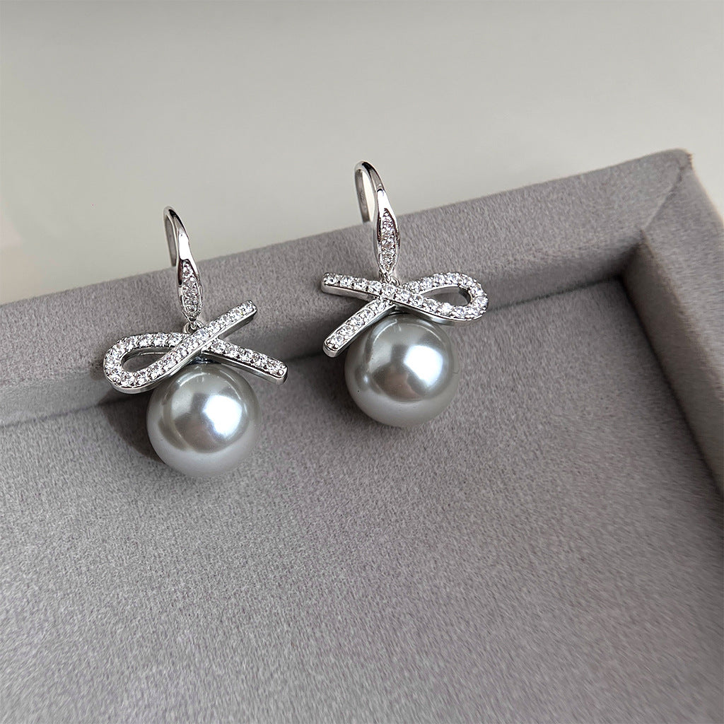 A廠 銅鍍白K｜日韓款輕奢鋯石蝴蝶結灰珍珠銀針耳環 批發 折扣@洽客服 26.02.W3「3969」