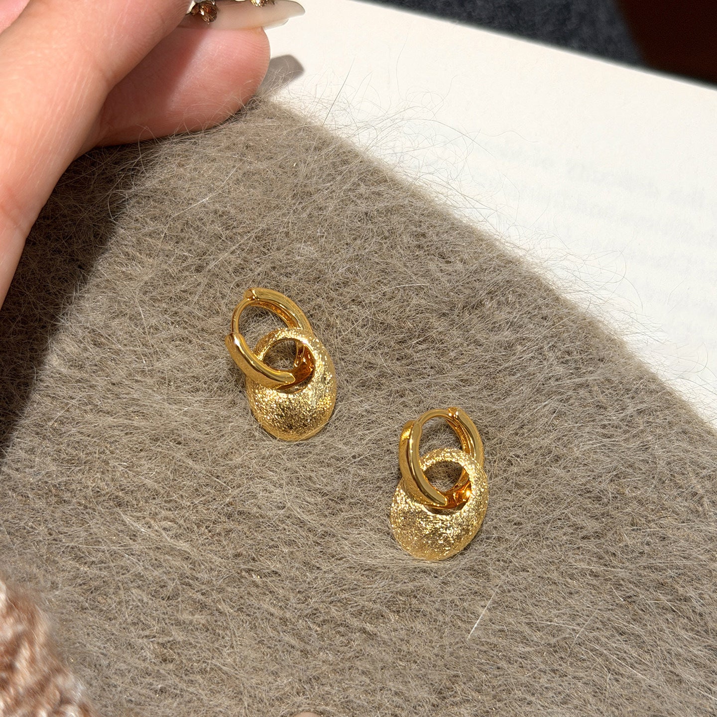 A2廠 鈦鋼｜韓國韓版金屬褶皺橢圓形銀針耳環 批發 折扣@洽客服 26.01.W4「HE30431」