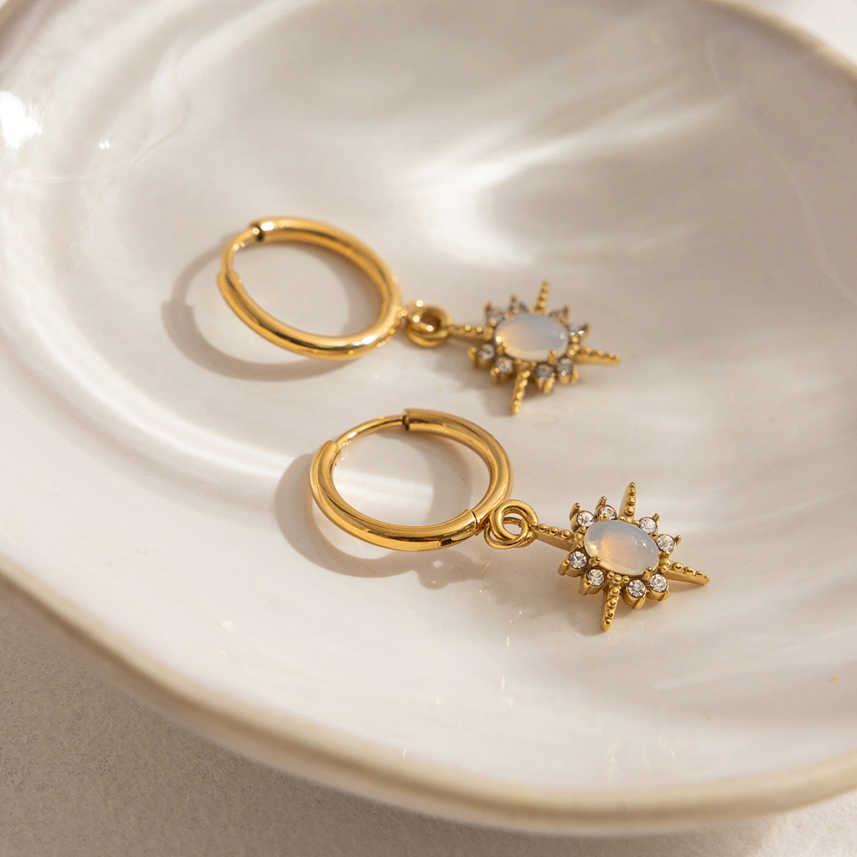 B廠 鈦鋼鍍18K金｜歐美芒星蛋白石水鑽耳環 批發 折扣@洽客服 26.01.W4「JDE0111239」