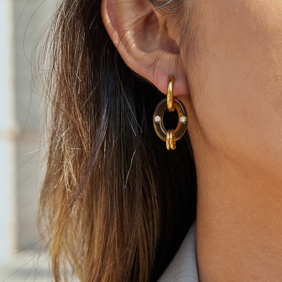 B廠 鈦鋼鍍18K金｜ 琥珀色樹脂耳環 批發 折扣@洽客服 26.01.W2「JDE0310032」