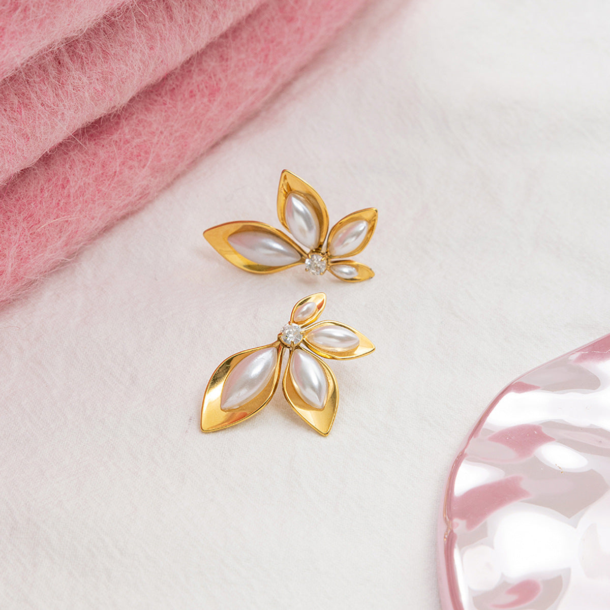 B廠 歐美款 楓葉樹脂珍珠鑲鋯石 鈦鋼鍍18K金耳環 批發 折扣@洽客服 25.10.W5「JDE0307055」