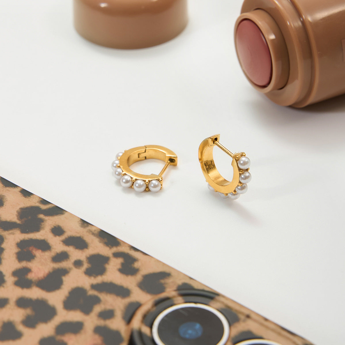 B廠 歐美款 PLENIO 玻璃珍珠U型 鈦鋼鍍18K金耳環 批發 折扣@洽客服 25.10.W5「JDE0307071」