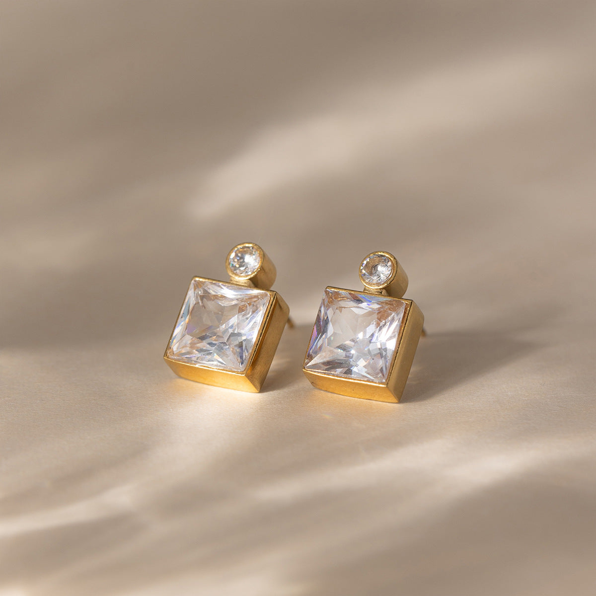 B廠 歐美款白色方形鋯石鈦鋼鍍18K金耳環批發 折扣@洽客服 26.03.W2「JDE0212201」