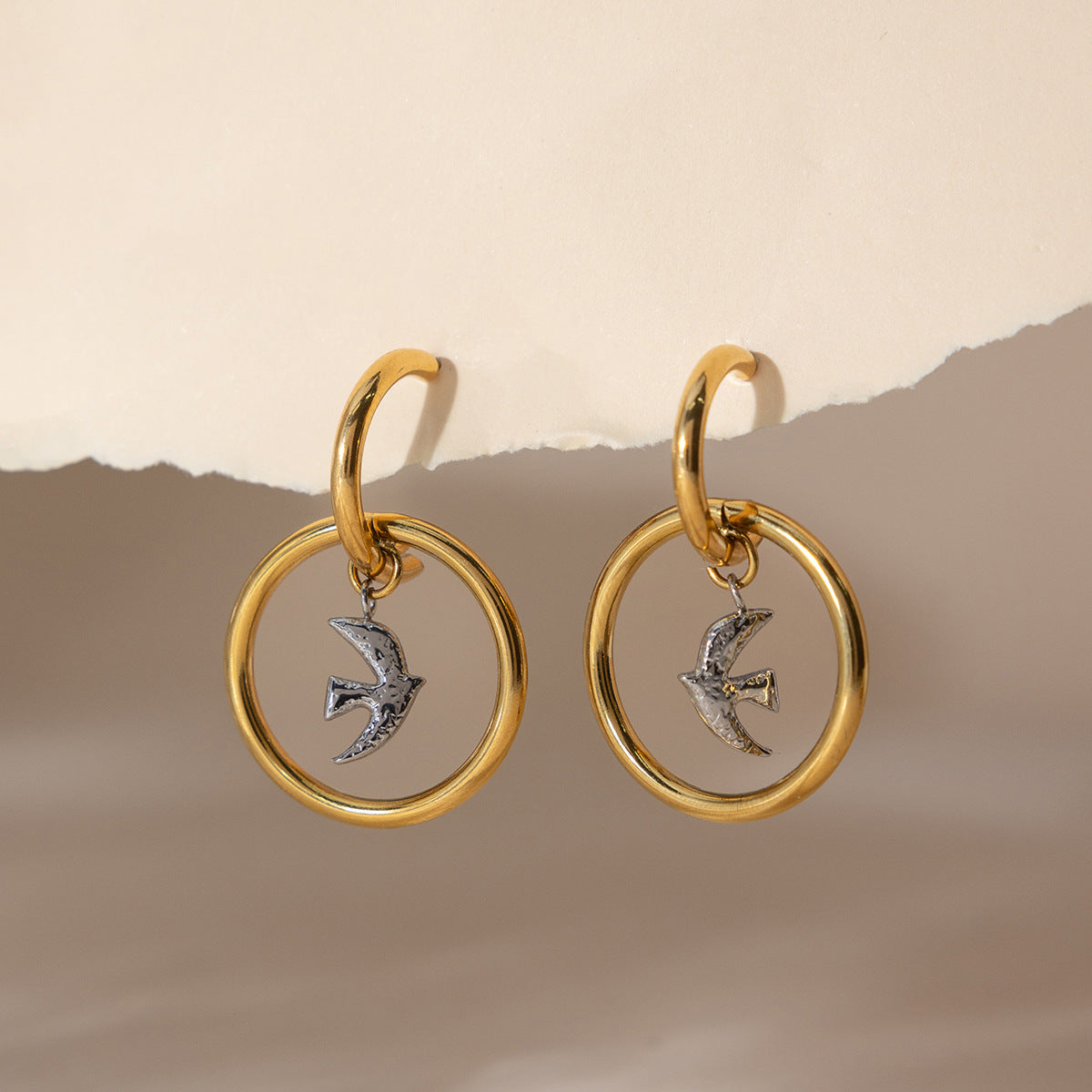 B廠 鈦鋼鍍18K金｜歐美拼色和平鴿鏤空耳環 批發 折扣@洽客服 26.01.W4「JDE0211119-PS」