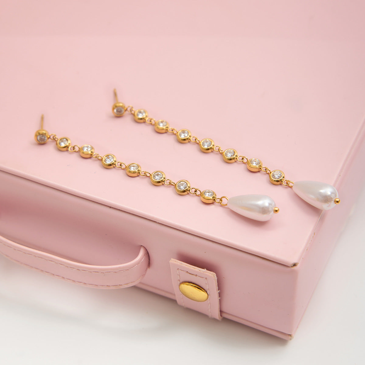 B廠 歐美款 EMMA 亞克力珍珠鈦鋼鍍18K金耳環 批發 折扣@洽客服 25.11.W2 「JDE0207041」