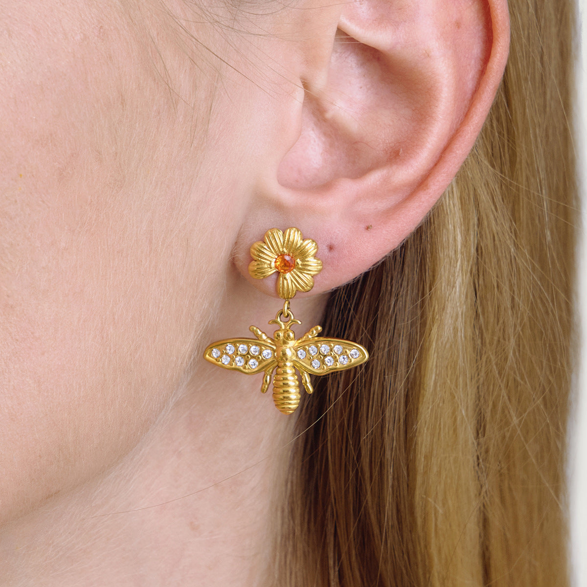 B廠 鈦鋼鍍18K金｜歐美小雛菊蜜蜂耳環 批發 折扣@洽客服 26.01.W4「JDE0211103」