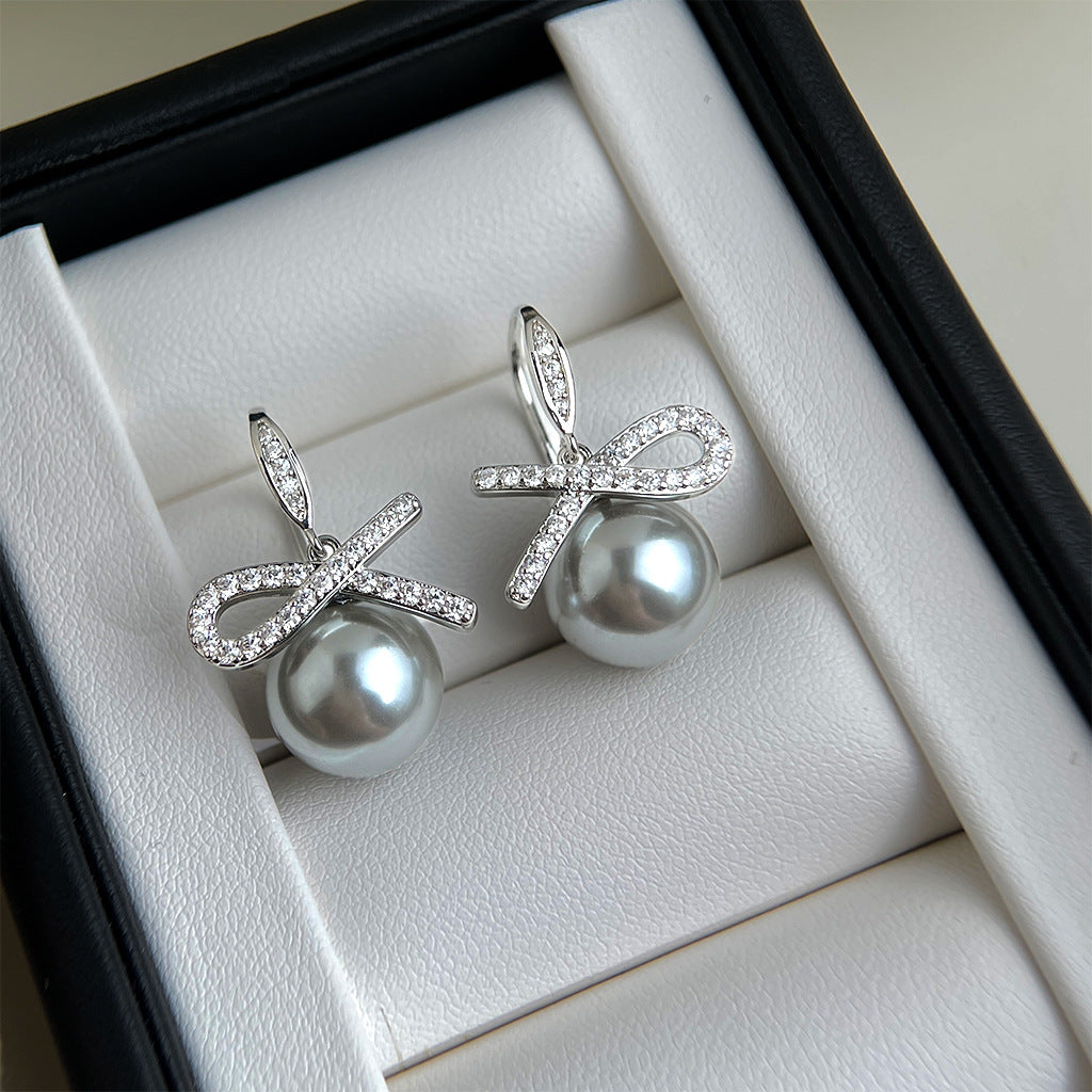 A廠 銅鍍白K｜日韓款輕奢鋯石蝴蝶結灰珍珠銀針耳環 批發 折扣@洽客服 26.02.W3「3969」