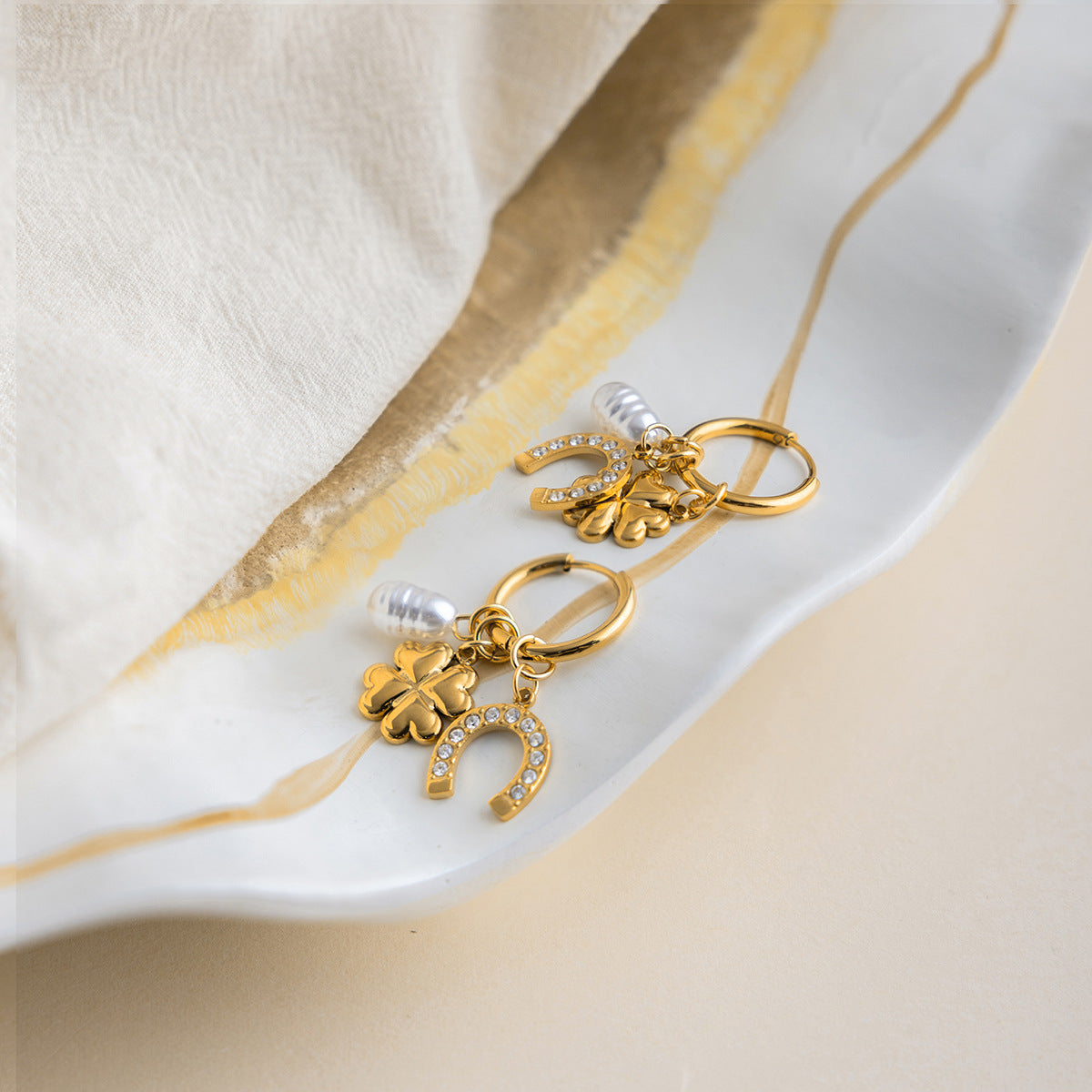 B廠 鈦鋼鍍18K金｜ 珍珠四葉草馬蹄耳環 批發 折扣@洽客服 26.01.W2「JDE0410007」