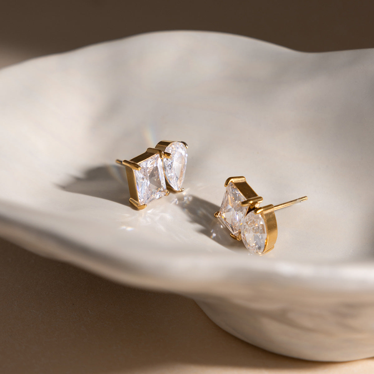 B廠 歐美款水滴形長方形鋯石鈦鋼鍍18K金耳環批發 折扣@洽客服 26.03.W2「JDE0212204」