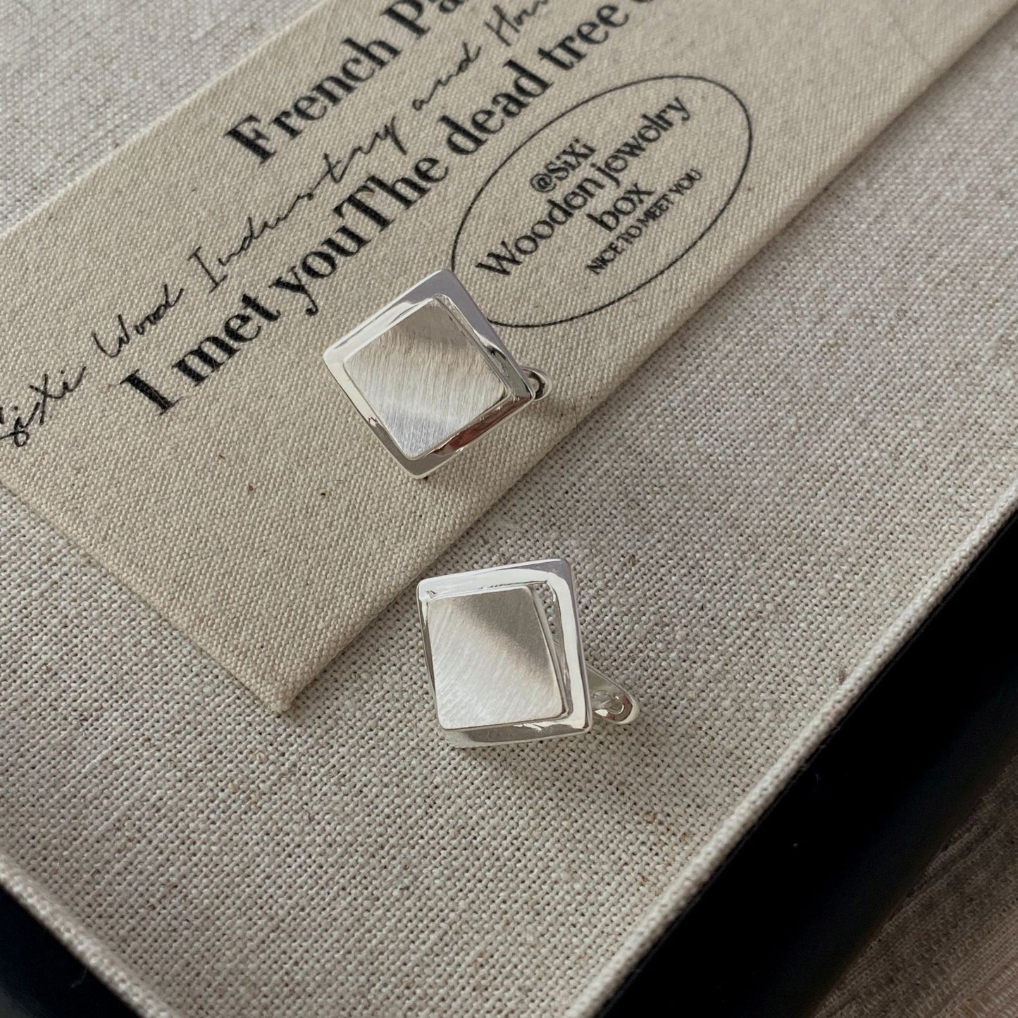 C2廠 韓國韓版拉絲菱形S925純銀耳環 批發 折扣@洽客服 25.11.W1「SE2511」