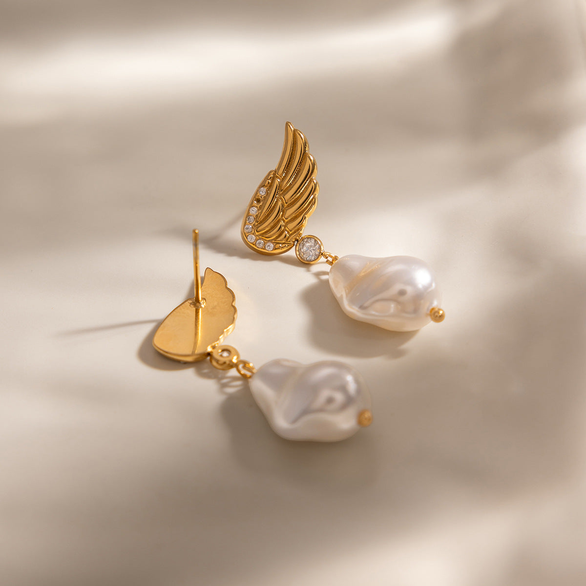 B廠 歐美款 仿珍珠巴洛克天使翅膀鈦鋼鍍18K金耳環 批發 折扣@洽客服 26.03.W1「JDE0212202」