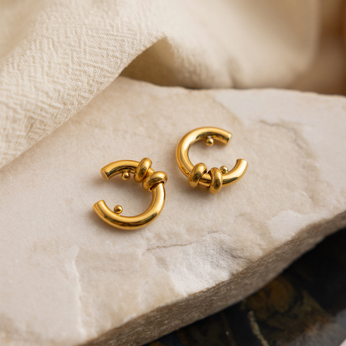 B廠 鈦鋼鍍18K金｜ 極簡高級C型耳夾 批發 折扣@洽客服 26.01.W2「JDE0311116」