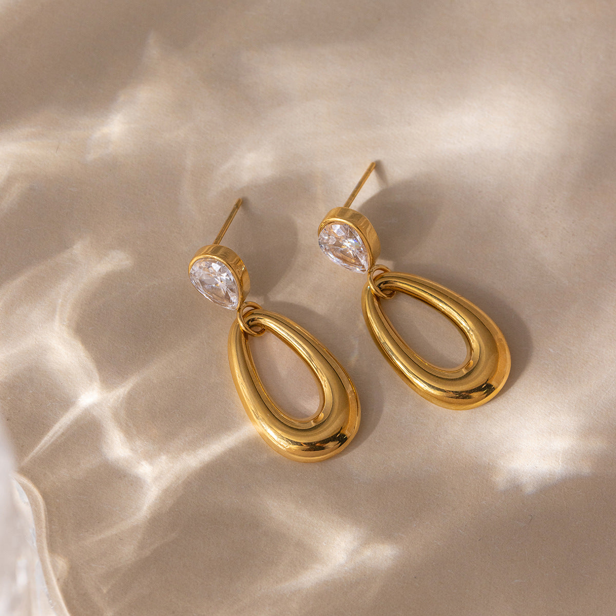 B廠 鈦鋼鍍18K金｜ 水滴形鏤空鋯石耳環 批發 折扣@洽客服 26.01.W2「JDE0311119」