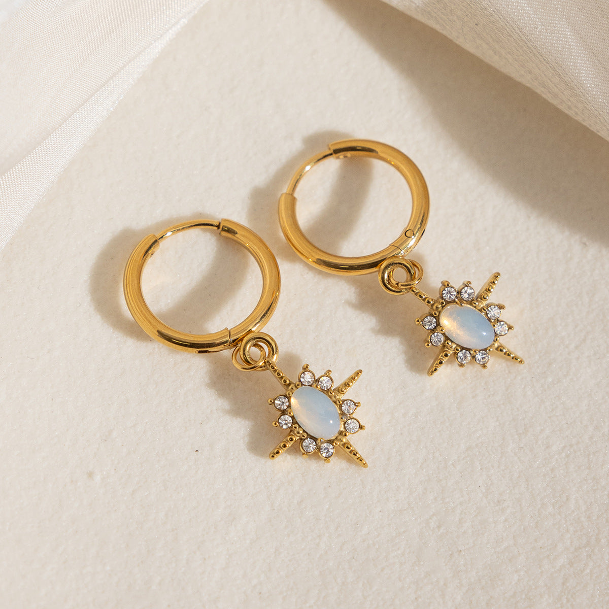 B廠 鈦鋼鍍18K金｜歐美芒星蛋白石水鑽耳環 批發 折扣@洽客服 26.01.W4「JDE0111239」